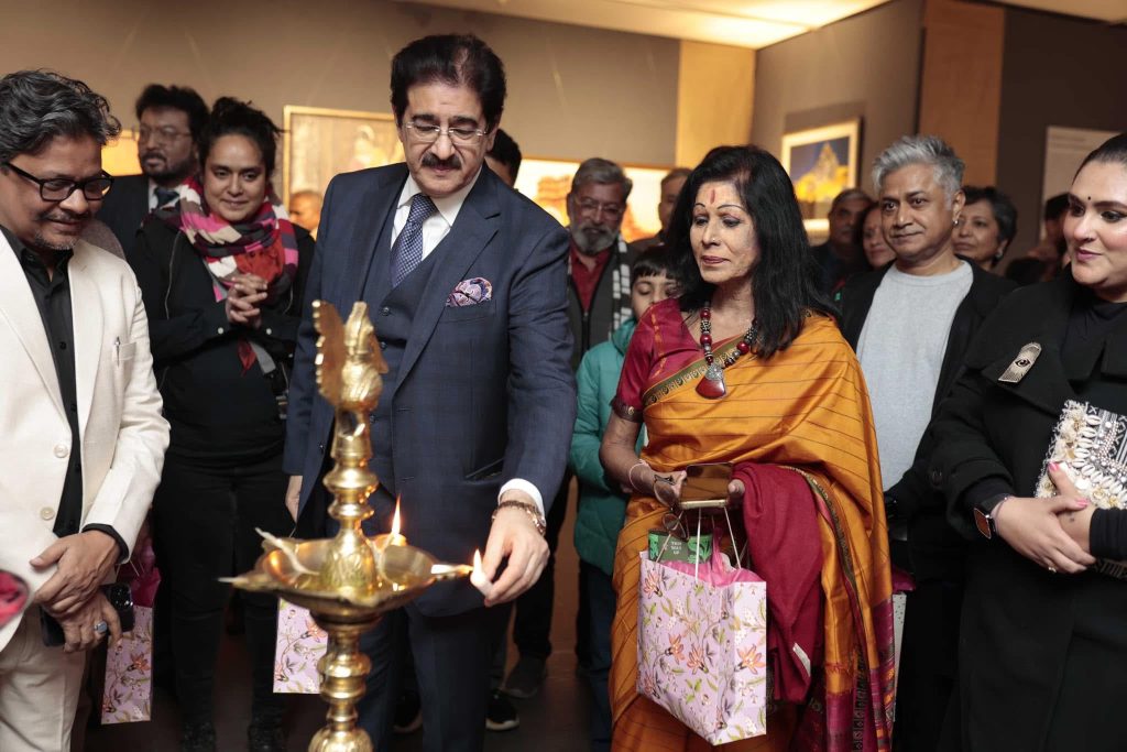 Sandeep Marwah Appreciates the Art Show at India Habitat Centre