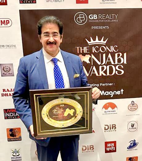 Sandeep Marwah Honored with Iconic Punjabi Award at Grand Ceremony in Dubai